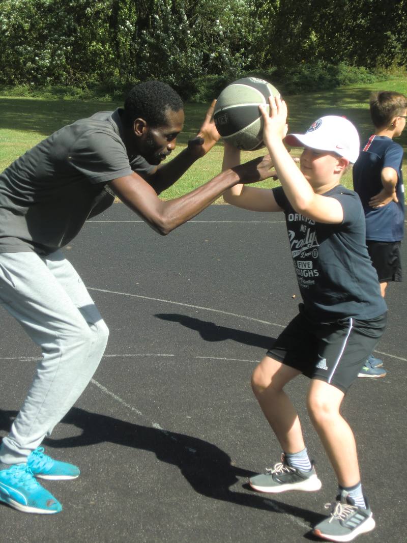 Oumar beim Basketballtraining mit Kindern1